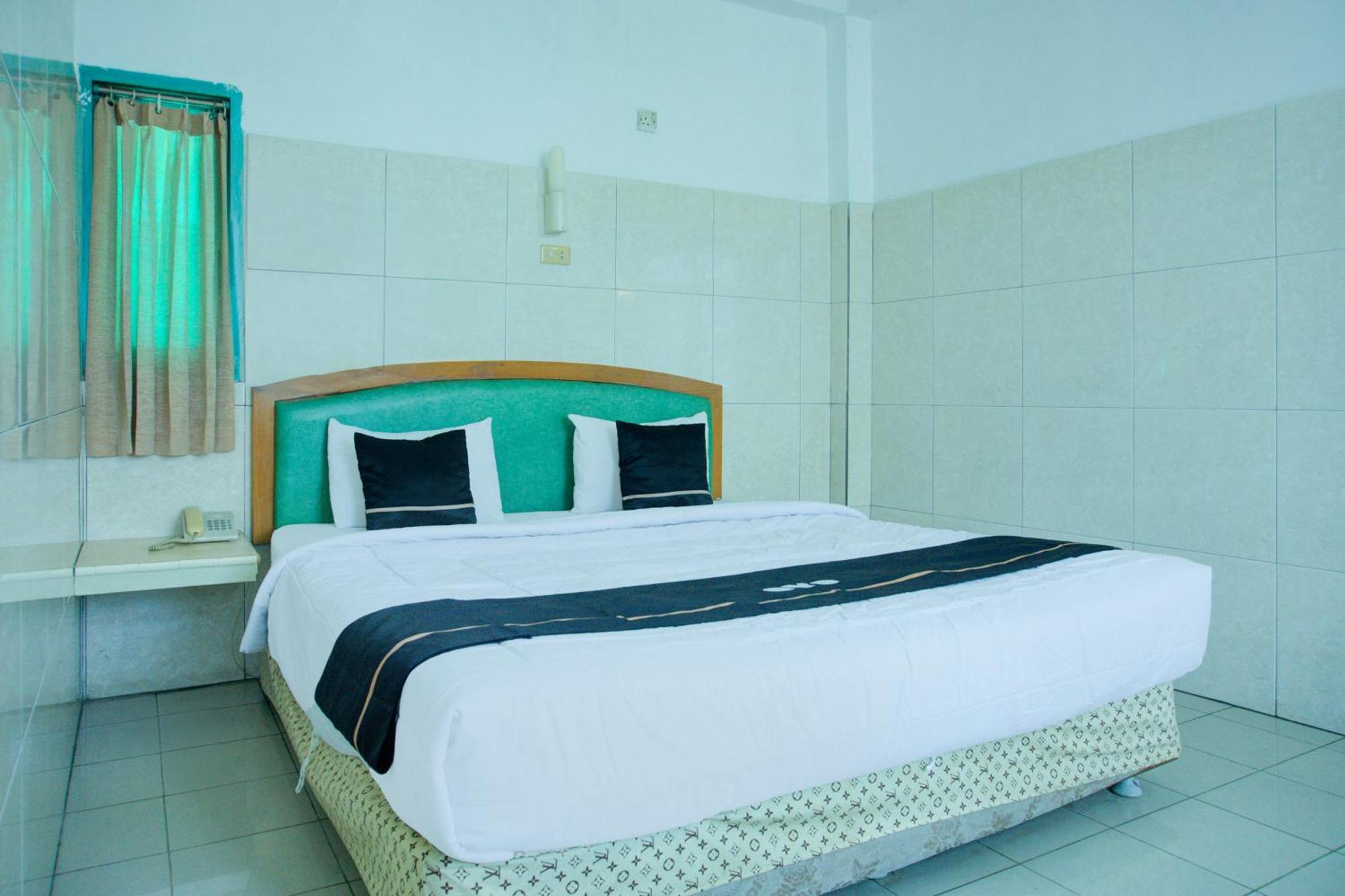 Townhouse Oak Palembang Near Jembatan Ampera Formerly Azzura Hotel Palimbão Exterior foto