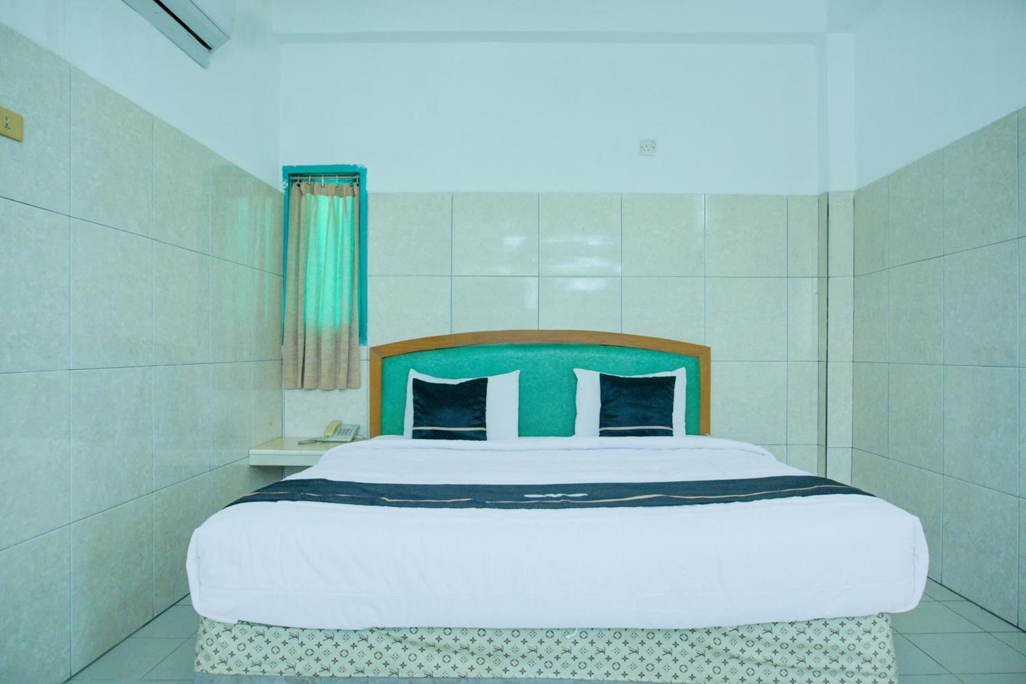 Townhouse Oak Palembang Near Jembatan Ampera Formerly Azzura Hotel Palimbão Exterior foto