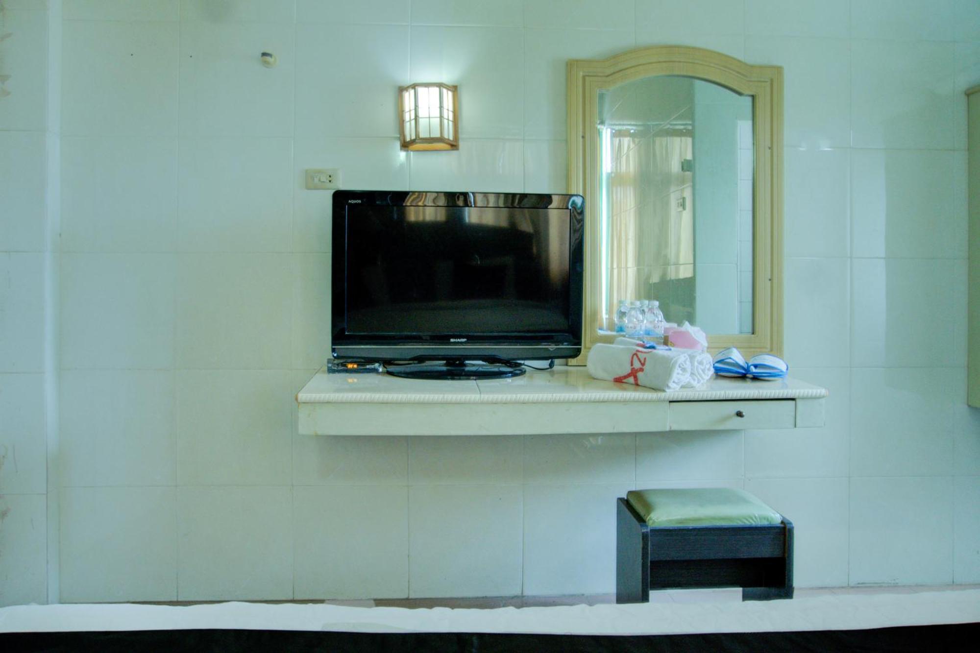 Townhouse Oak Palembang Near Jembatan Ampera Formerly Azzura Hotel Palimbão Exterior foto