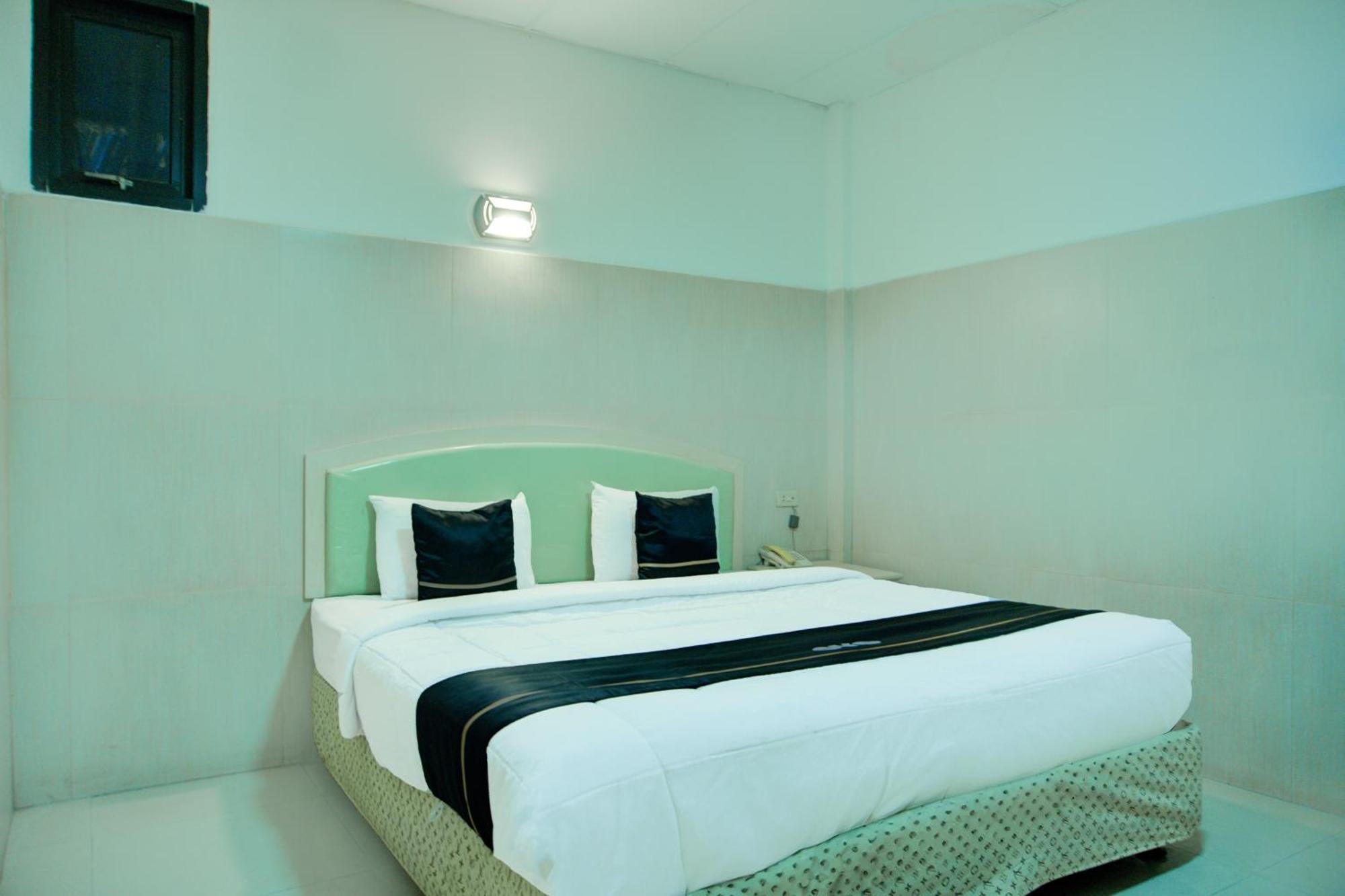 Townhouse Oak Palembang Near Jembatan Ampera Formerly Azzura Hotel Palimbão Exterior foto