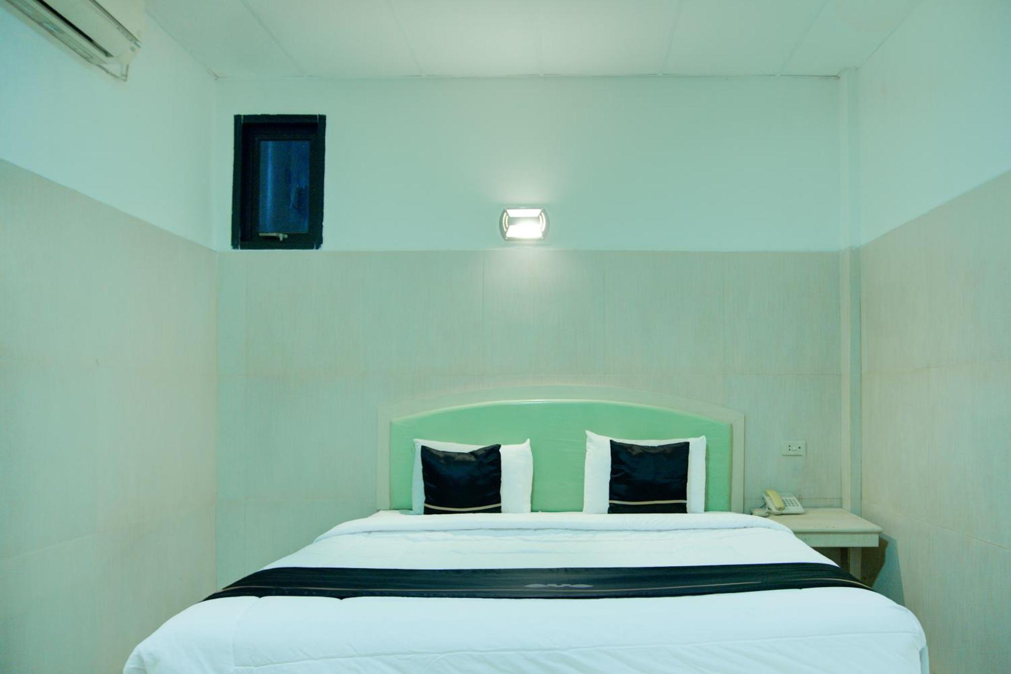 Townhouse Oak Palembang Near Jembatan Ampera Formerly Azzura Hotel Palimbão Exterior foto